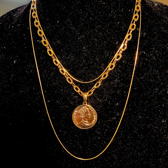 Barrel Goldtone 3 Strand Queen Elizabeth II Coin Pendant Necklace - Picture 1 of 4
